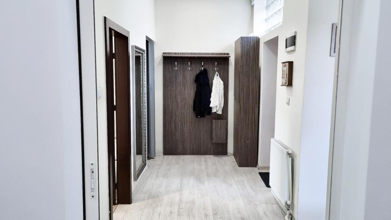 Simi Central Apartment Oradea Buitenkant foto